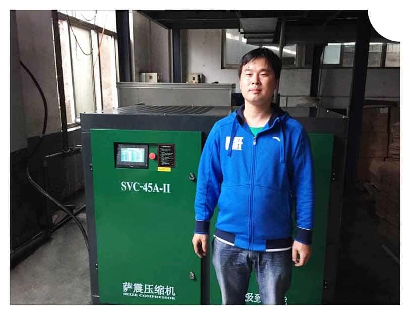 客戶與薩震空壓機(jī)合影