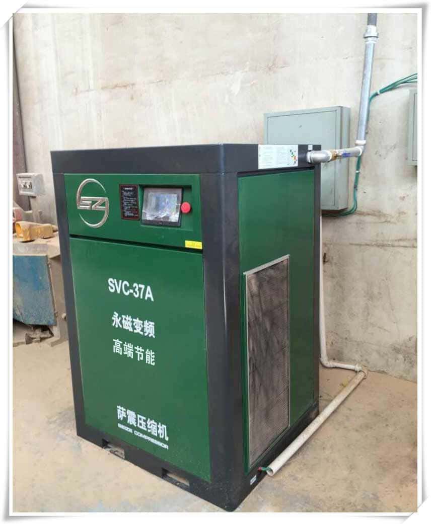 客戶與薩震空壓機(jī)合影1