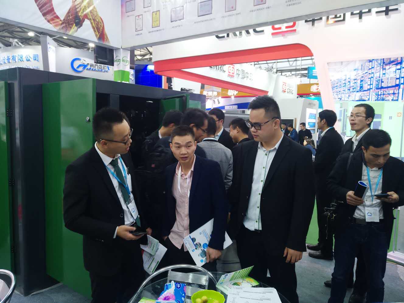 客戶觀看薩震節(jié)能空壓機(jī)