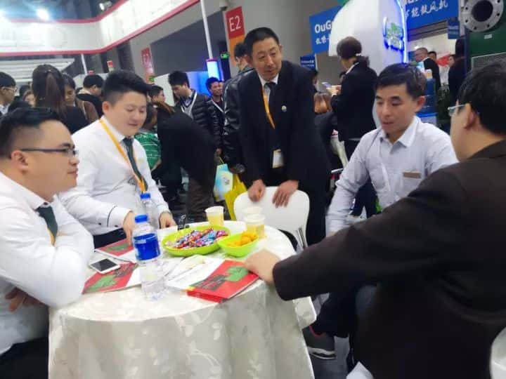 薩震空壓機工作人員與訪客洽談