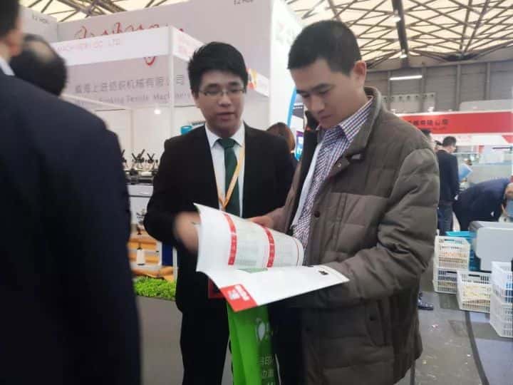 薩震節(jié)能空壓機工作人員為訪客介紹