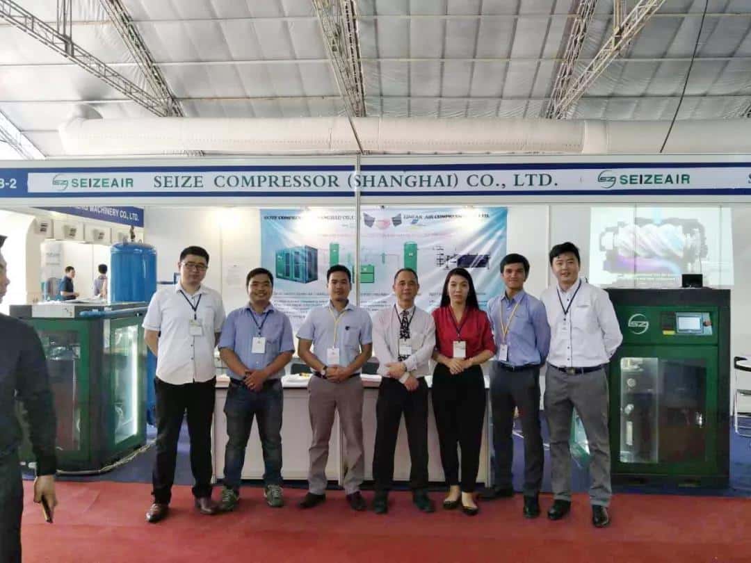 薩震節(jié)能空壓機(jī)越南胡志明展位前合影